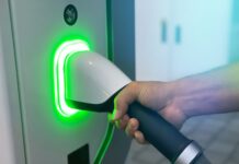 El Hospital de Torrejón instala 17 puestos de carga eléctrica en su aparcamiento