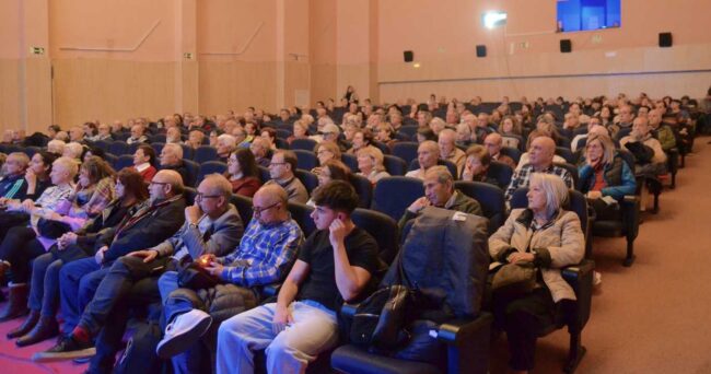 Alrededor de 400 cosladeños asistieron a la asamblea vecinal para informarse sobre las obras de la Línea 7B de Metro