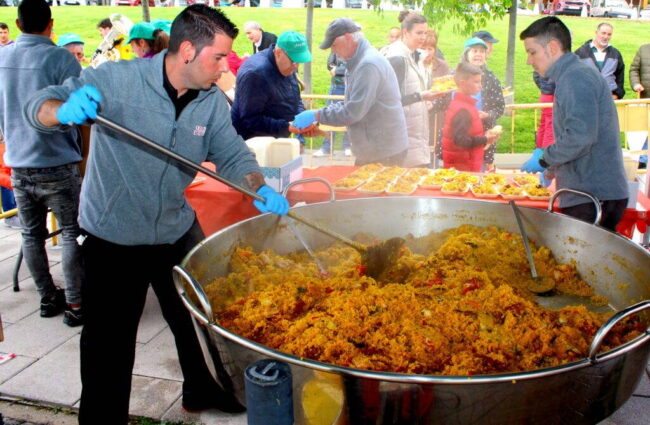 Más de 700 personas disfrutaron de la tradicional paella de la Semana del Mayor en Coslada