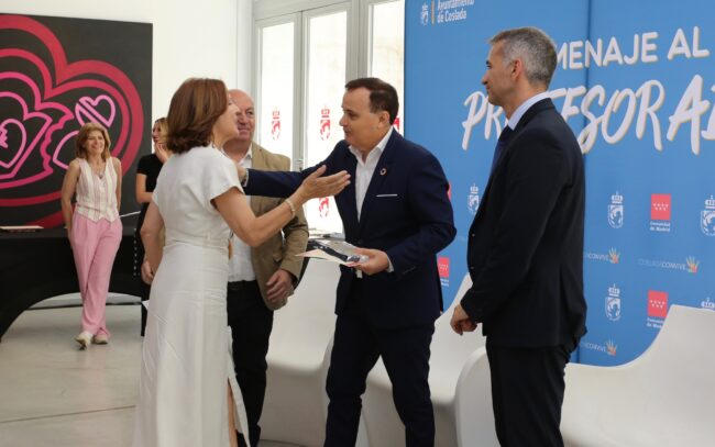 Coslada homenajea a los 16 profesores que se jubilan en este curso escolar