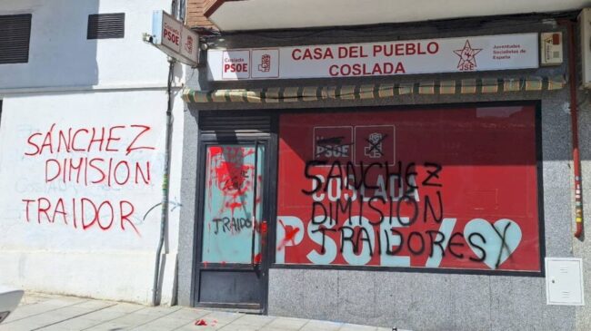 Vandalizan la sede del PSOE de Coslada con pintadas de «Sánchez traidor, dimisión»