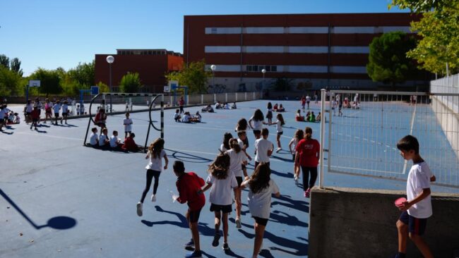 La Comunidad de Madrid abrirá patios y bibliotecas escolares por las tardes a partir del próximo curso