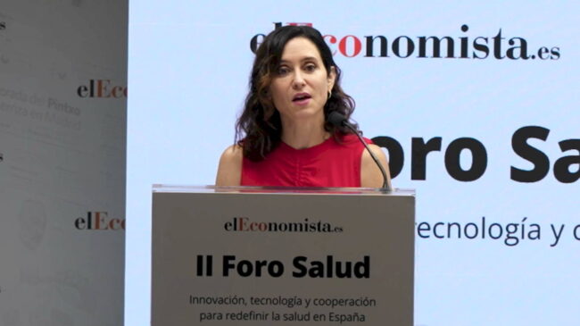 Díaz Ayuso anuncia un aumento salarial de 280 euros mensuales para enfermeros en centros de salud de difícil cobertura
