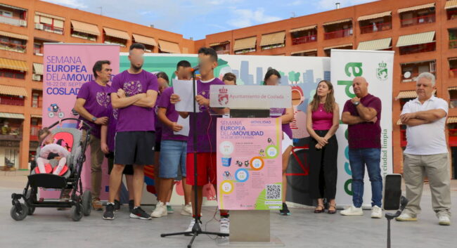 El alumnado del Colegio Guadarrama lee en la Plaza Mayor el manifiesto por una movilidad sostenible