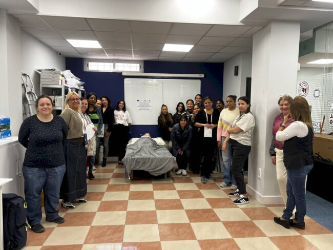 Visita a las alumnas que cursan el Certificado de Profesionalidad en Atención Sociosanitaria