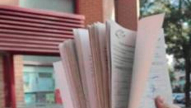 2.000 firmas para exigir la reparación urgente de calles y aceras de Valleaguado