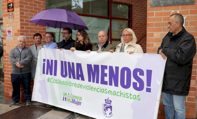 Coslada vuelve a mostrar su repulsa ante los asesinatos machistas con una concentración frente al Ayuntamiento