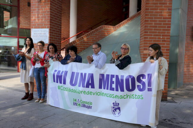 Coslada se concentra en recuerdo de las víctimas de la violencia de género