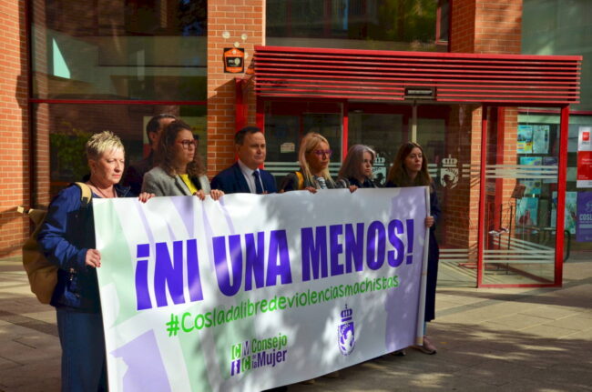 Coslada muestra su repulsa por los últimos asesinatos machistas con un minuto de silencio
