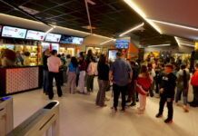 El alumnado de primaria de Coslada disfruta del clásico ‘Los Goonies’ dentro de la campaña escolar de Navidad