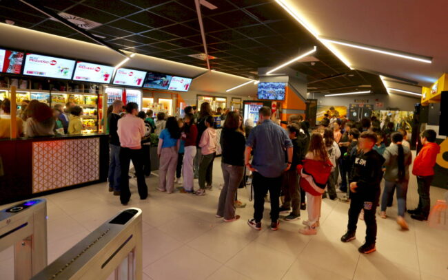 El alumnado de primaria de Coslada disfruta del clásico ‘Los Goonies’ dentro de la campaña escolar de Navidad