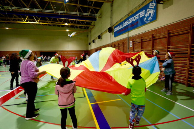 La gymkhana deportiva de Navidad de Coslada une a diferentes generaciones