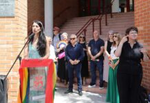 Izada de la bandera del Arcoiris en los consistorios de Coslada y San Fernando de Henares