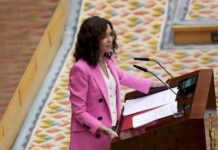 Ayuso anuncia una subida salarial a maestros y profesores de hasta 350 euros al mes