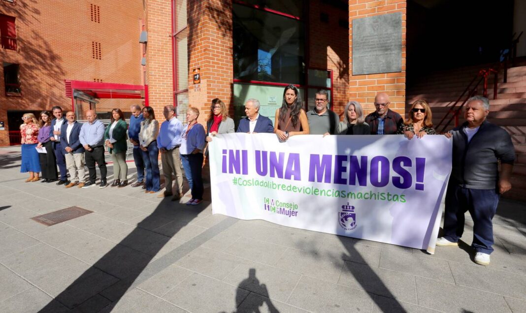 Coslada guarda silencio contra la violencia machista ante el Ayuntamiento - imagen 2