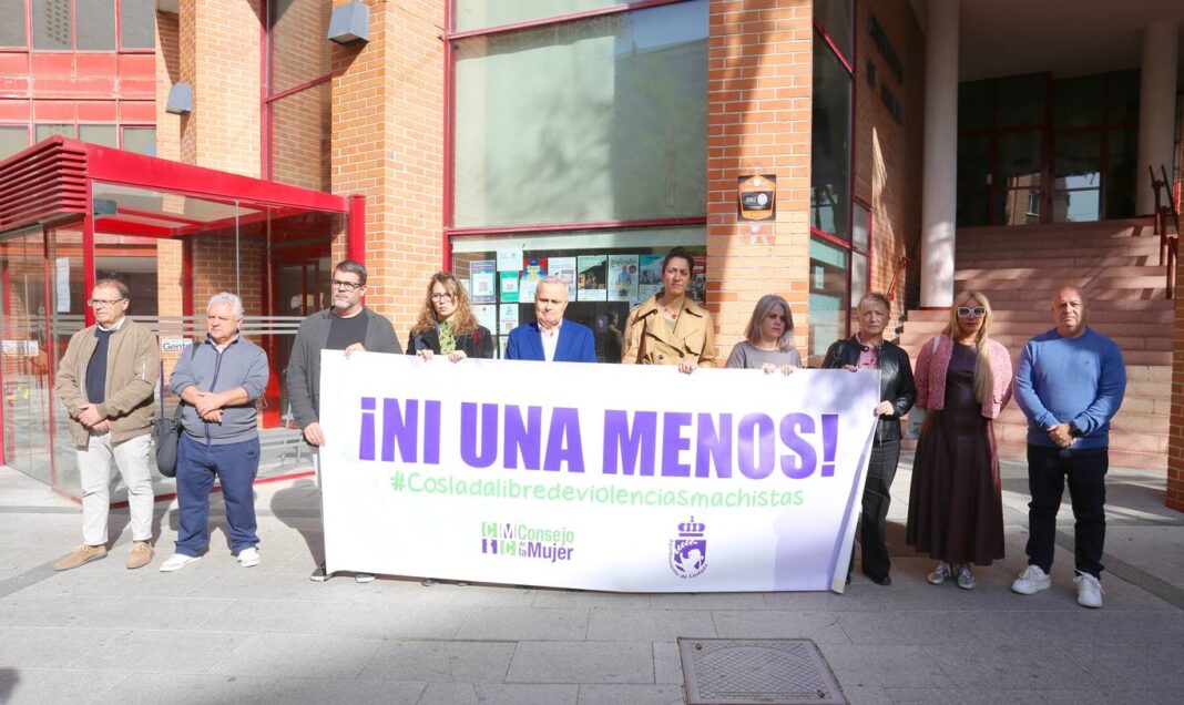 Coslada guarda un minuto de silencio por el asesinato machista de Gloria Esperanza - imagen 2